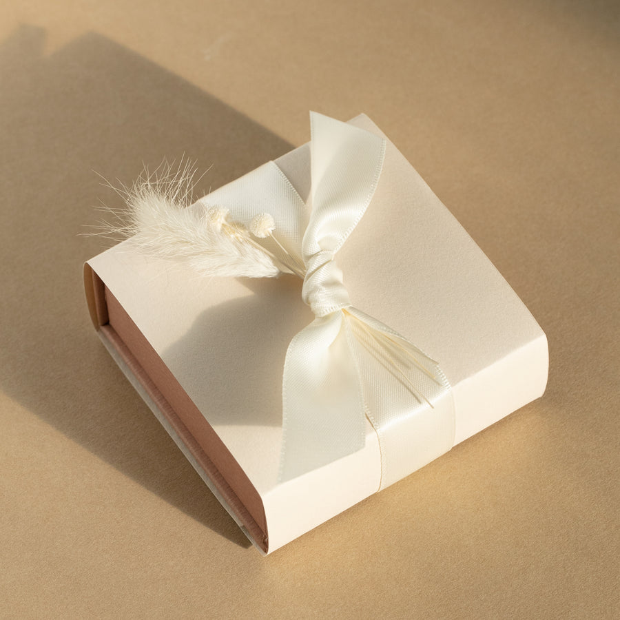 Deluxe Gift Wrap: Cream